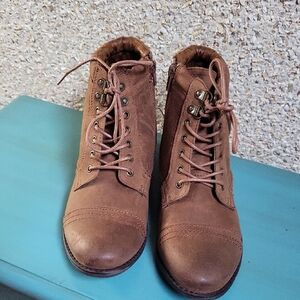 White Moutain Brown Lace-Up Ankle Boots. Has Zipper On Sides Of Boots. EXC.